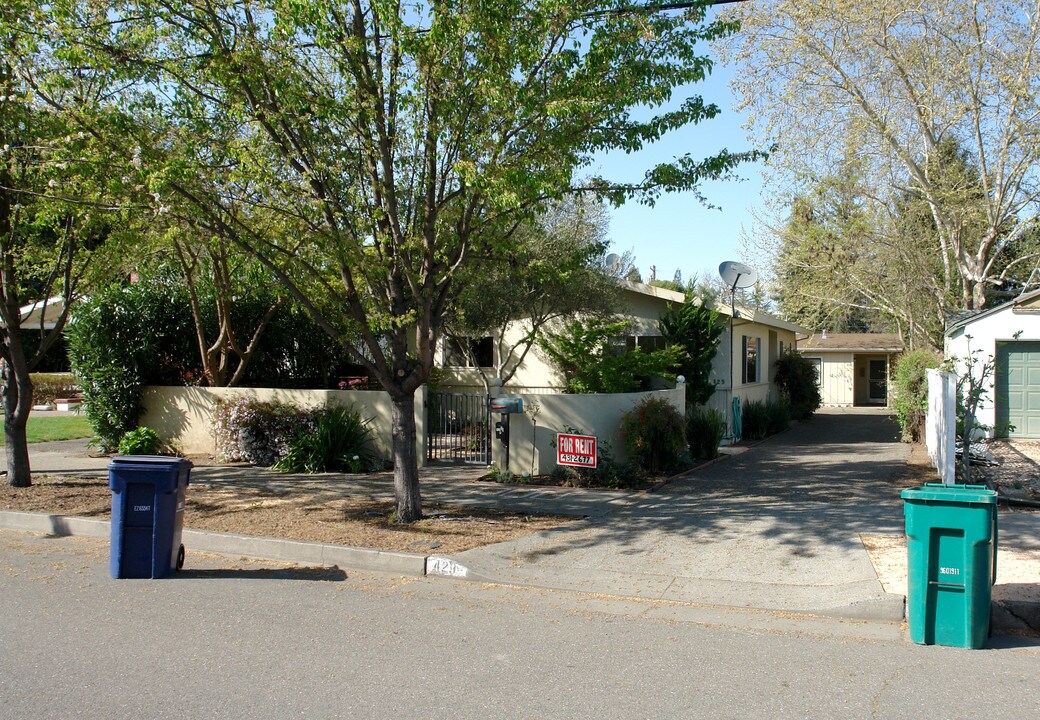 429 Tucker St in Healdsburg, CA - Building Photo