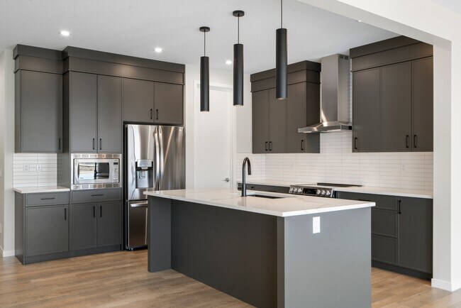 47 Royston Way NW in Calgary, AB - Building Photo - Building Photo