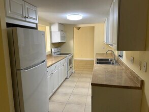 7013 NW 63rd Ct in Tamarac, FL - Foto de edificio - Building Photo