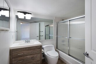 2351 Douglas Rd, Unit 701 in Miami, FL - Building Photo - Building Photo