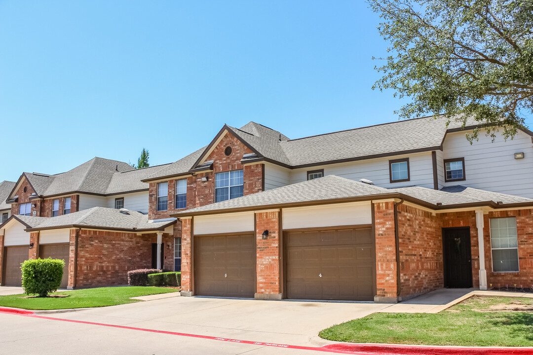 Cedar Point Townhomes in Mansfield, TX - Foto de edificio