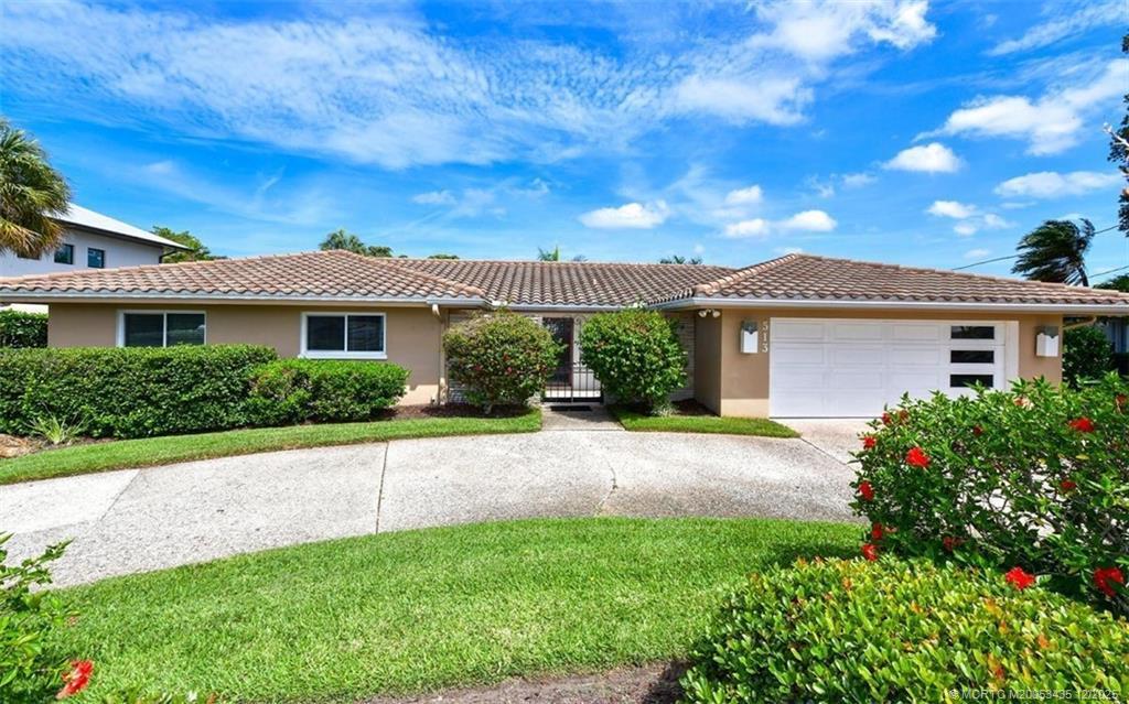 513 Gunwale Ln in Longboat Key, FL - Building Photo