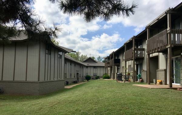 Winding Creek in Chickasha, OK - Building Photo