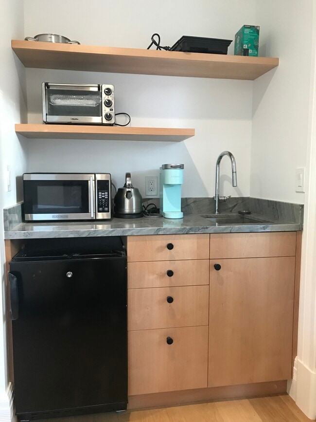 932 Delaware St, Unit Charming Studio with Kitchenette in Berkeley, CA - Foto de edificio - Building Photo