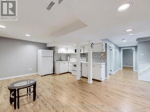 106 Walton Dr in Aurora, ON - Building Photo - Building Photo