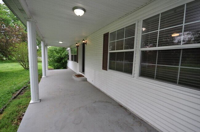 5772 Metropolis Lake Rd in West Paducah, KY - Building Photo - Building Photo