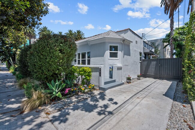 4417 W 29th St in Los Angeles, CA - Building Photo - Building Photo