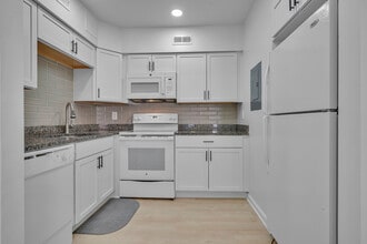 3609 38th St NW, Unit 208 in Washington, DC - Foto de edificio - Building Photo