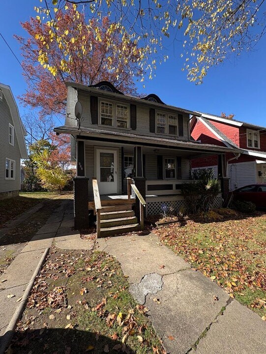 328 Noah Ave in Akron, OH - Building Photo