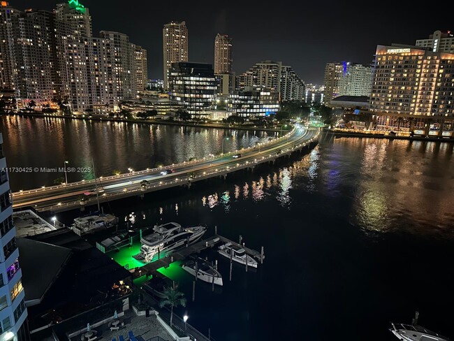 905 Brickell Bay Dr, Unit 1431 in Miami, FL - Building Photo - Building Photo