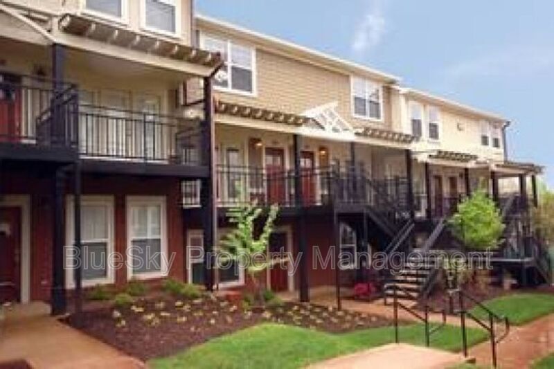 1615 Elmwood Ct in Charlottesville, VA - Building Photo