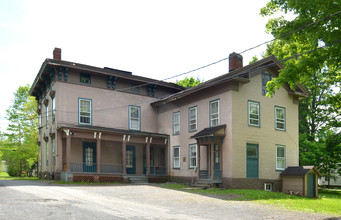 72 College St in Clinton, NY - Foto de edificio - Building Photo