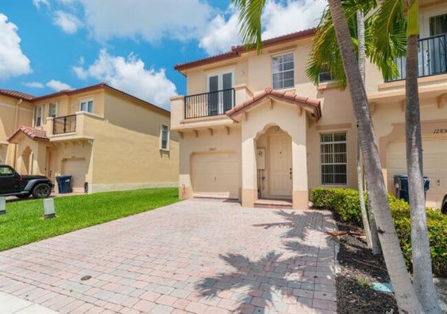 12853 SW 134th St in Miami, FL - Foto de edificio - Building Photo
