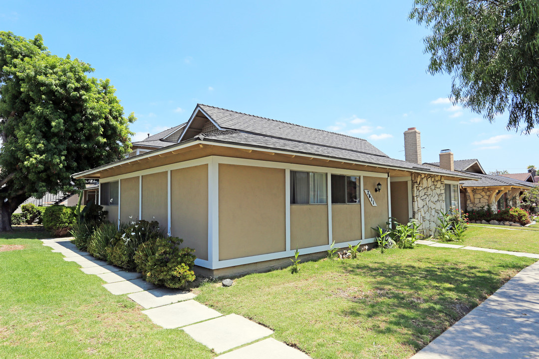 7611 Volga Dr in Huntington Beach, CA - Foto de edificio