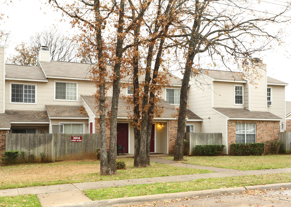 Radford Place in Irving, TX - Building Photo