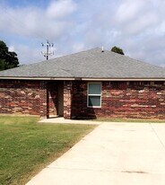 316 Woods Ln in Ardmore, OK - Building Photo