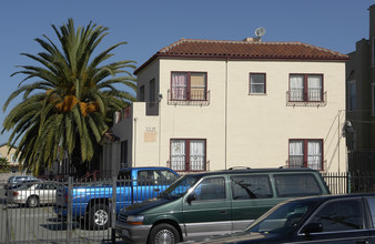 Redwood Townhouse Apartments in Oakland, CA - Building Photo - Building Photo