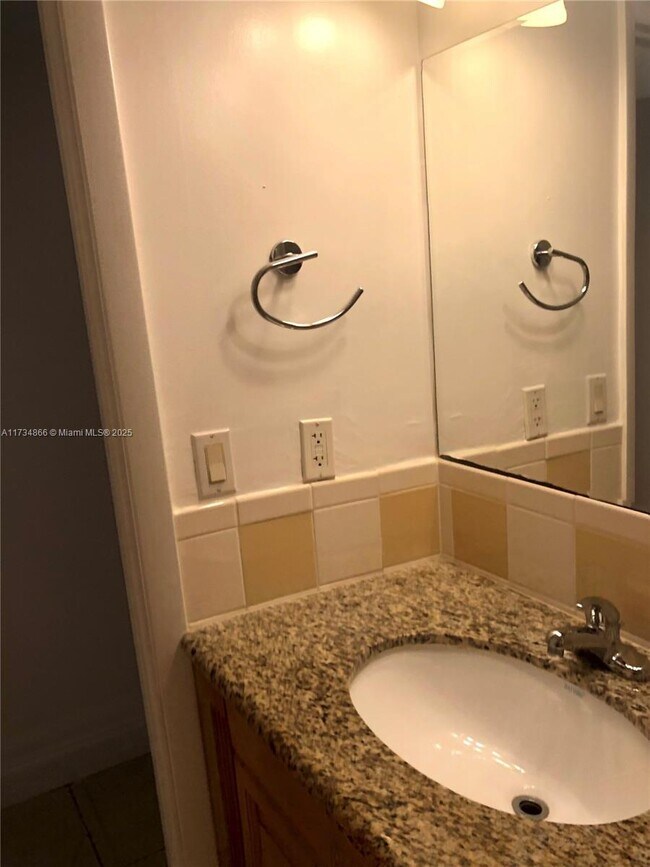 400 SW 2nd St, Unit 202 in Miami, FL - Building Photo - Building Photo