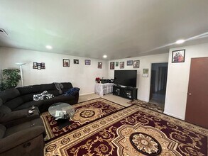1200 Snyder Dr in Davis, CA - Building Photo - Building Photo