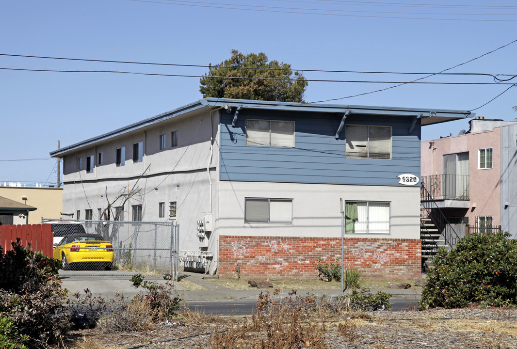 9329 Bancroft Ave in Oakland, CA - Building Photo