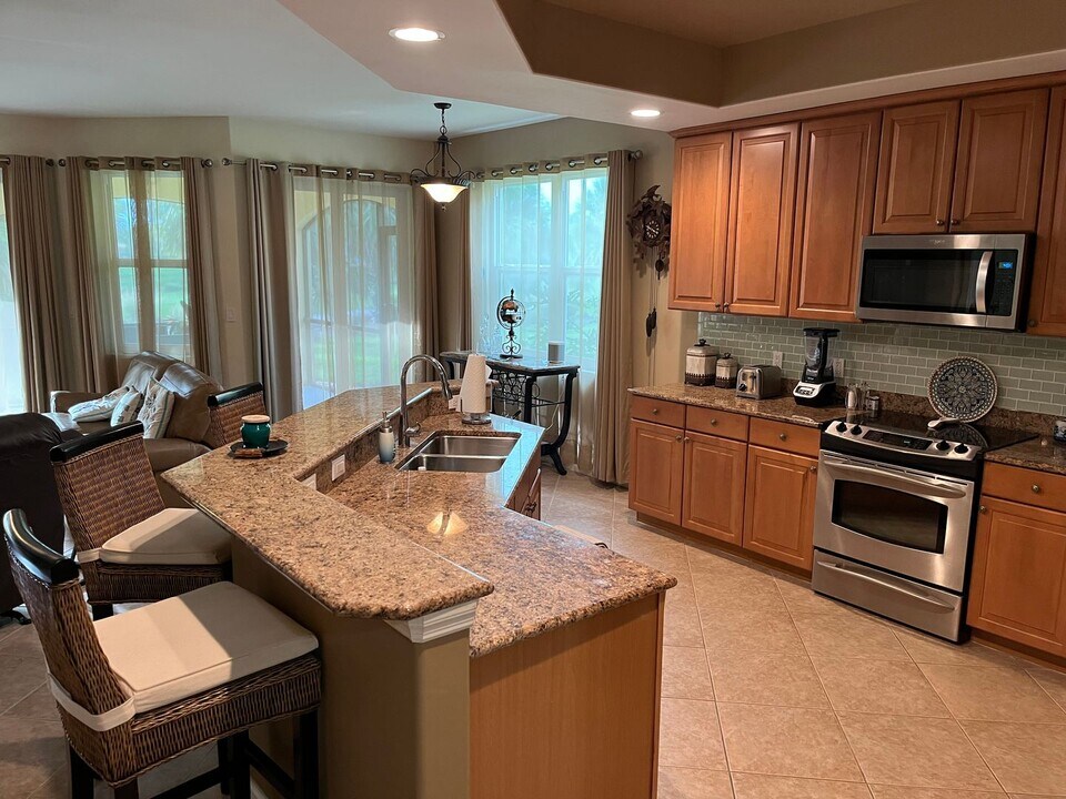 1277 Rialto Way in Naples, FL - Building Photo