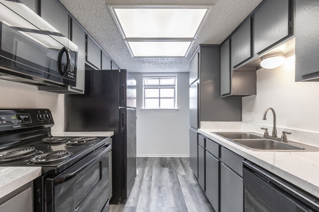 Shorewood Park Townhomes in Grapevine, TX - Building Photo - Interior Photo
