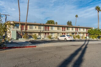 100 W Via Olivera in Palm Springs, CA - Building Photo - Building Photo