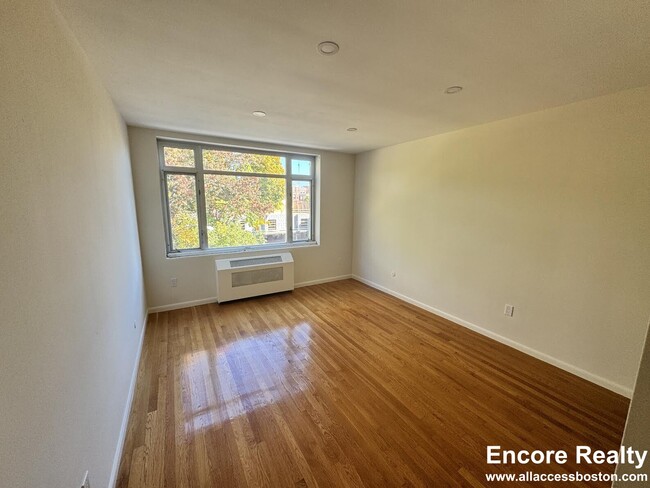 36 Vernon St, Unit 412 in Brookline, MA - Building Photo - Building Photo