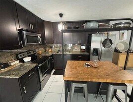 7208 Fairway Dr in Miami Lakes, FL - Building Photo