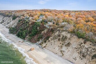 24 Cliff Way in Calverton, NY - Foto de edificio - Building Photo