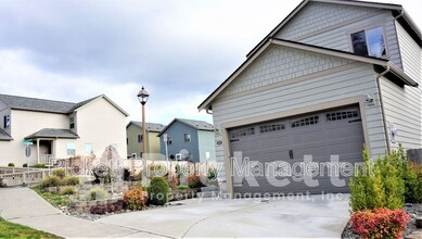 404 NE Hazelberry Ct in Poulsbo, WA - Building Photo - Building Photo