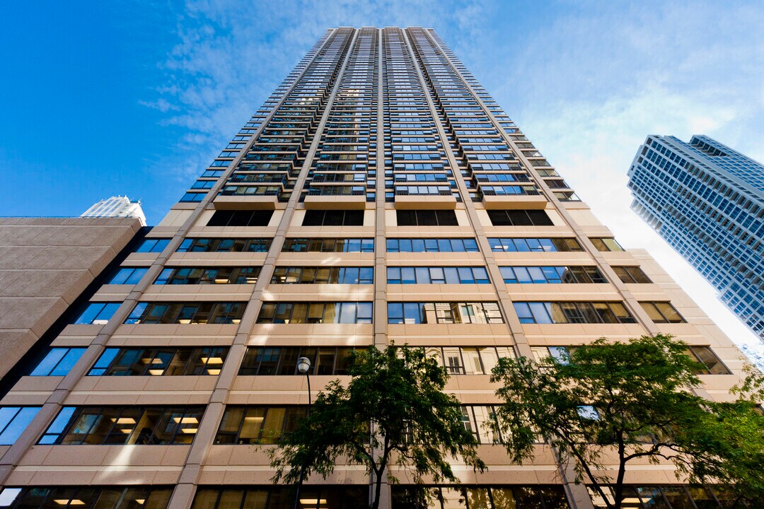 30 E Huron St in Chicago, IL - Building Photo