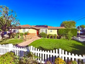 6424 Penfield Ave in Woodland Hills, CA - Building Photo