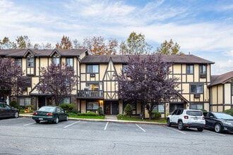 Foxwood Square Condos in Staten Island, NY - Building Photo - Building Photo