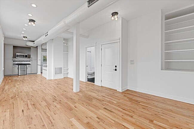 2346 W Fullerton Ave in Chicago, IL - Building Photo - Building Photo