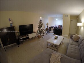 2424 SE 17th St-Unit -110B in Fort Lauderdale, FL - Building Photo - Building Photo