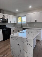 1609 Blue Mountain Dr in Las Vegas, NV - Building Photo - Building Photo