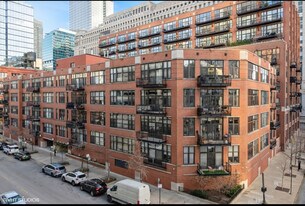 333 W Hubbard St, Unit 1002 in Chicago, IL - Building Photo