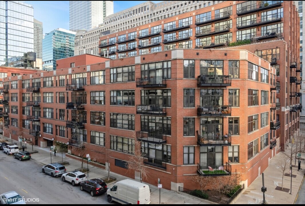 333 W Hubbard St, Unit 1002 in Chicago, IL - Building Photo