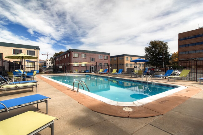 Off Broadway Flats in Englewood, CO - Foto de edificio - Building Photo