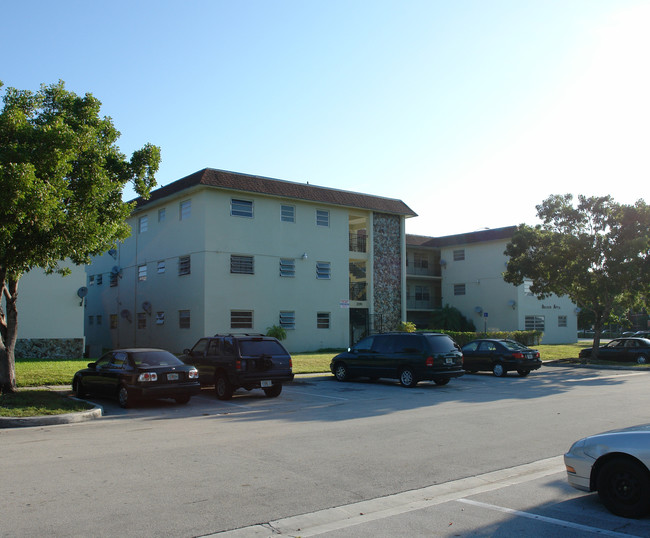 Arleen Apartments in North Miami Beach, FL - Foto de edificio - Building Photo