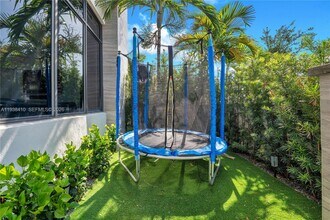 8279 NW 43rd St in Doral, FL - Building Photo - Building Photo