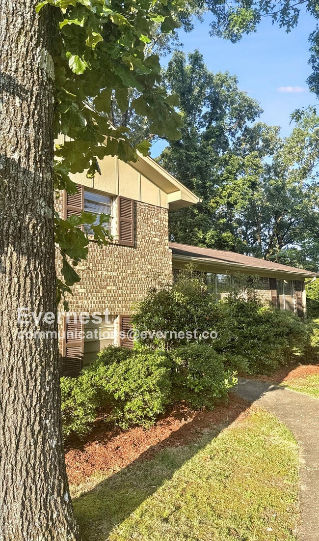 property at 913 21st Ave NW