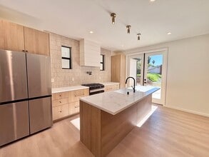 17852 Saticoy St in Los Angeles, CA - Building Photo - Building Photo