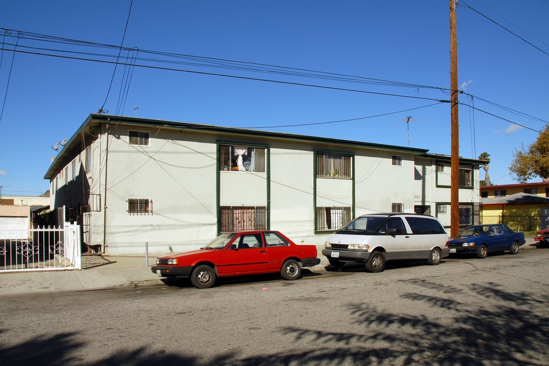 2001 Raymond Ave in Los Angeles, CA - Building Photo