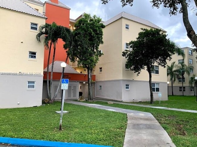 8215 Lake Dr in Doral, FL - Building Photo - Building Photo