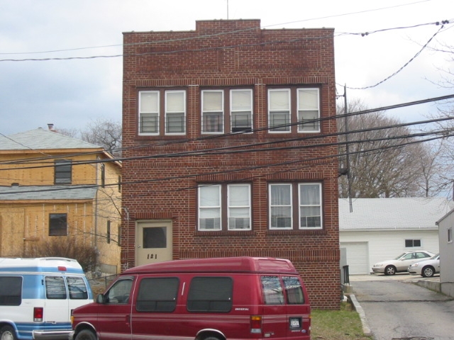 121 School Rd in Elmont, NY - Building Photo