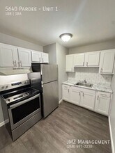 Z on Pardee in Dearborn Heights, MI - Foto de edificio - Building Photo