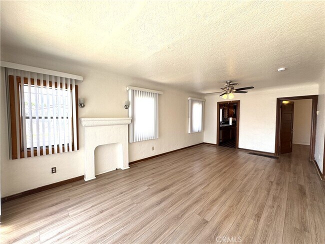 1049 W 65th Pl in Los Angeles, CA - Building Photo - Building Photo
