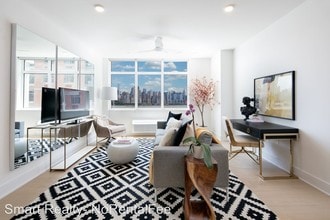 500 Fulton Ct in West New York, NJ - Building Photo - Building Photo